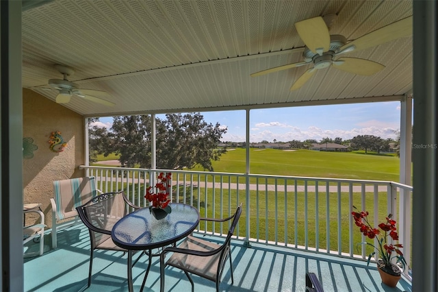 sunroom with ceiling fan