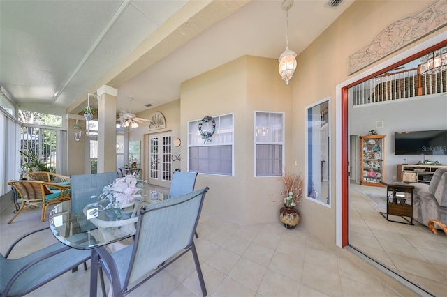 sunroom with ceiling fan