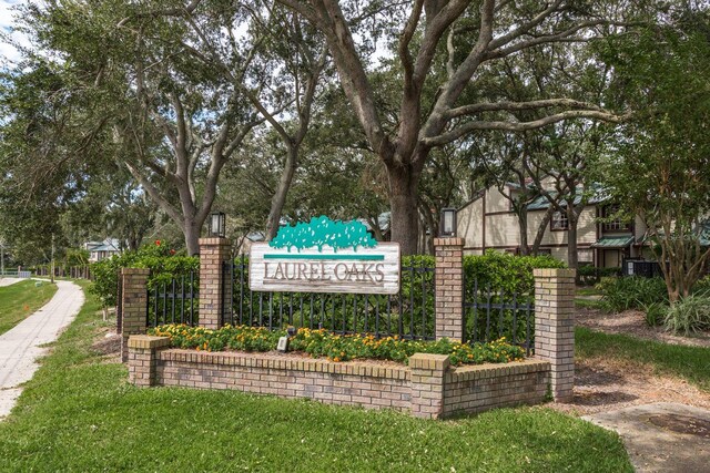 community / neighborhood sign featuring a yard