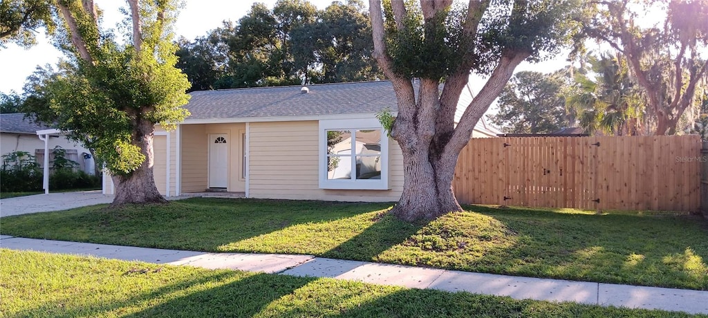 ranch-style home featuring a front lawn