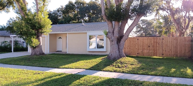 ranch-style home featuring a front lawn