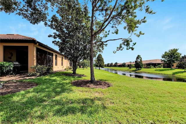 view of yard featuring a water view