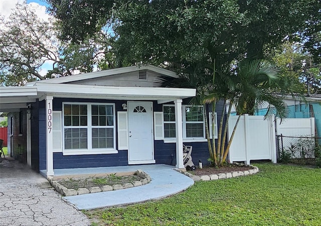 view of front of home with a carport and a front yard