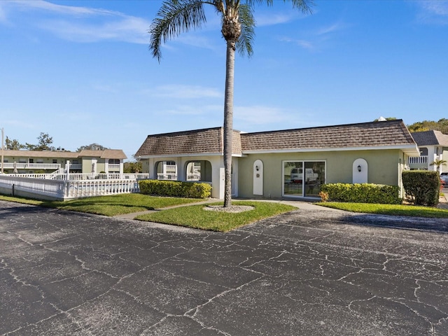 single story home with a front yard