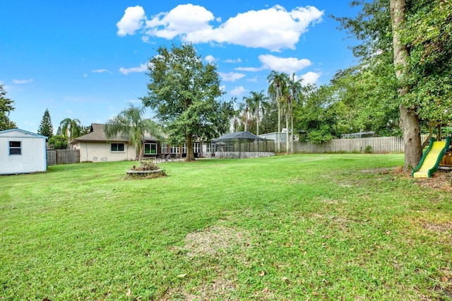 view of yard featuring a shed