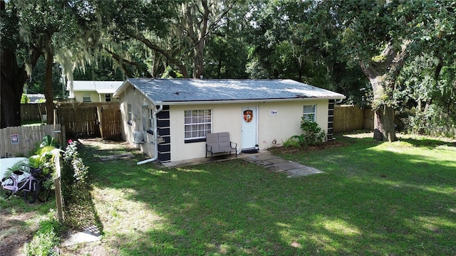 back of house featuring a yard