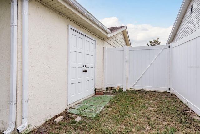 exterior space featuring a yard