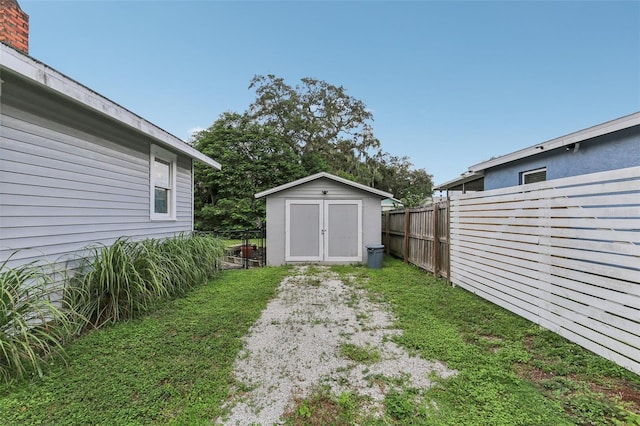 view of yard with a storage shed