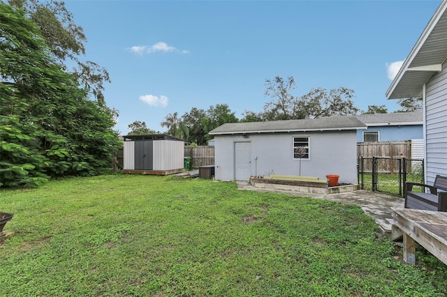 view of yard with a shed