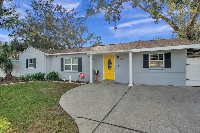 single story home featuring a front yard