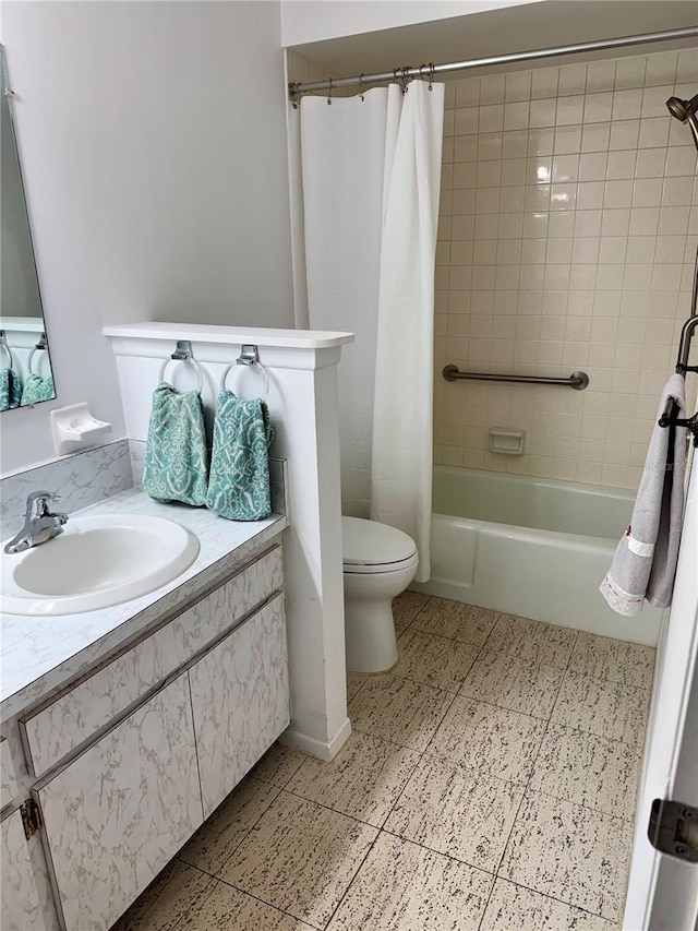 full bathroom featuring sink, shower / tub combo with curtain, and toilet