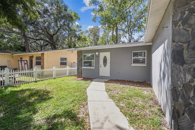 view of front of home featuring a front lawn