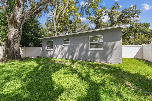 back of house featuring a yard