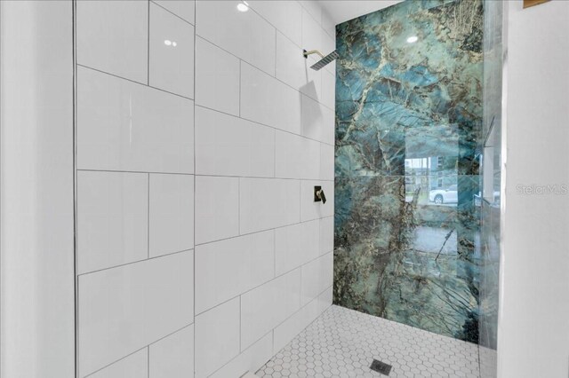 bathroom featuring tiled shower