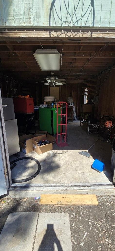 garage featuring ceiling fan