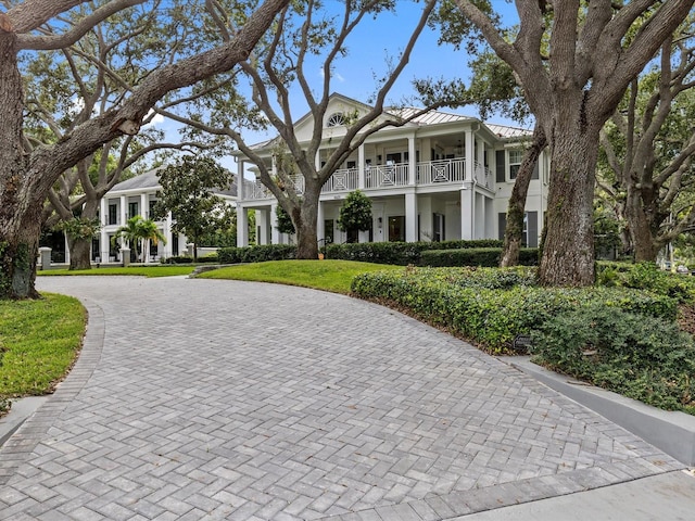 view of front of property featuring a balcony