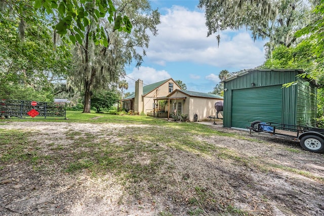 view of yard with an outdoor structure and a garage