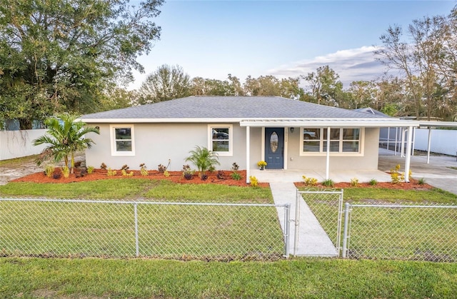 single story home with a front lawn