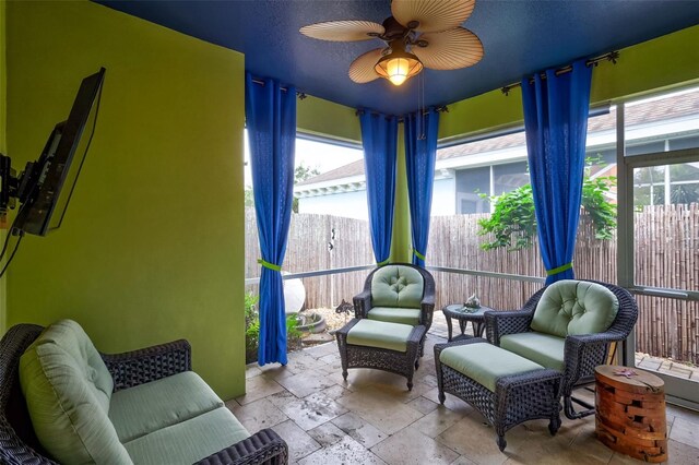 sitting room with ceiling fan