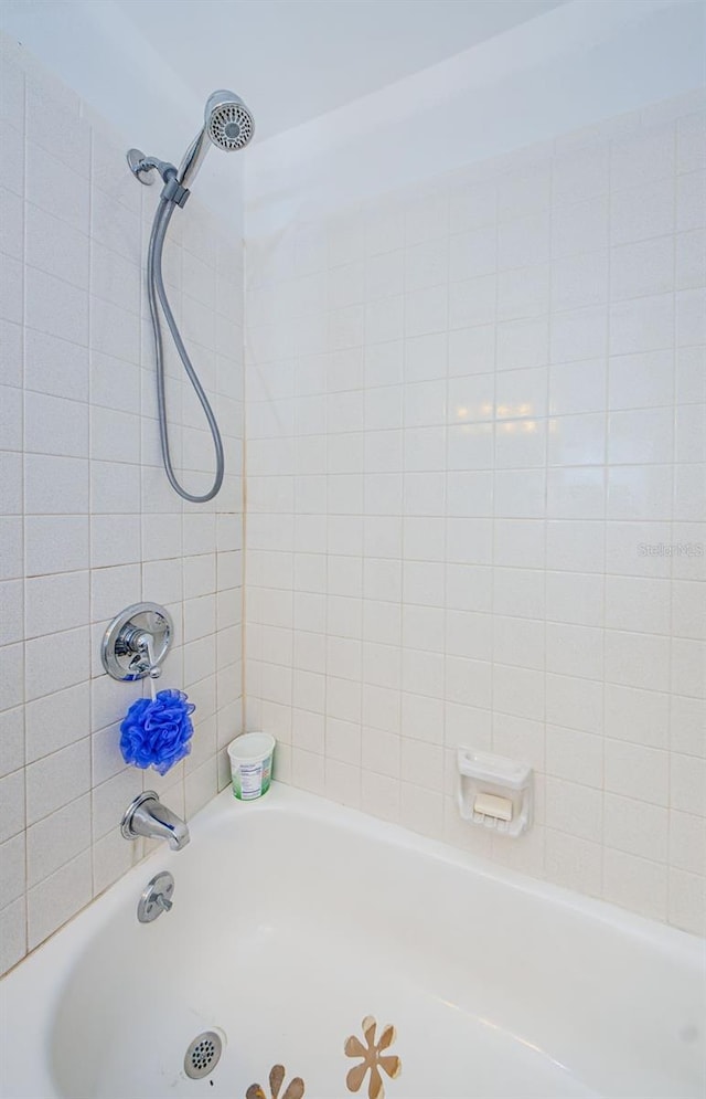 bathroom featuring tiled shower / bath