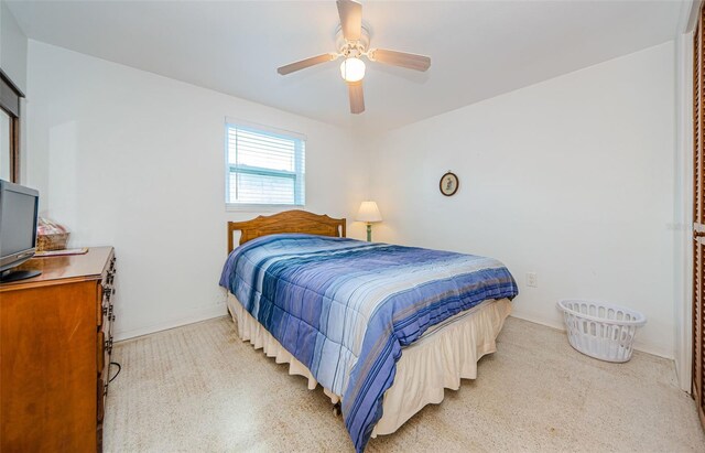 bedroom with ceiling fan