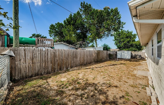 view of yard with a storage unit