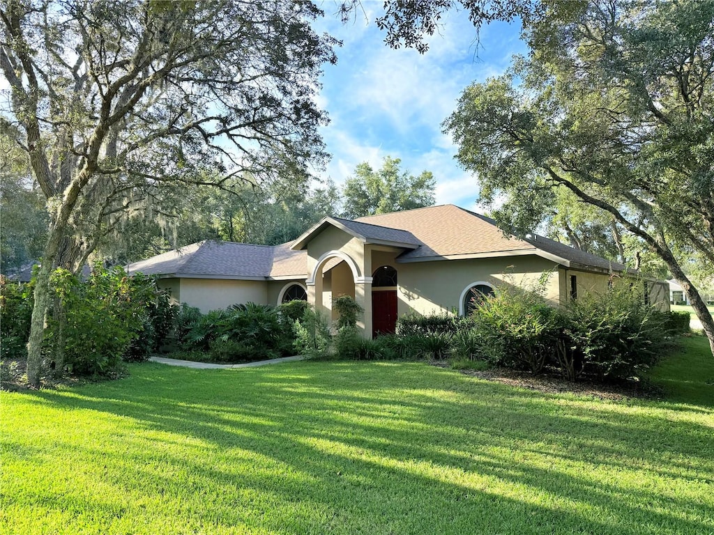 ranch-style home with a front yard