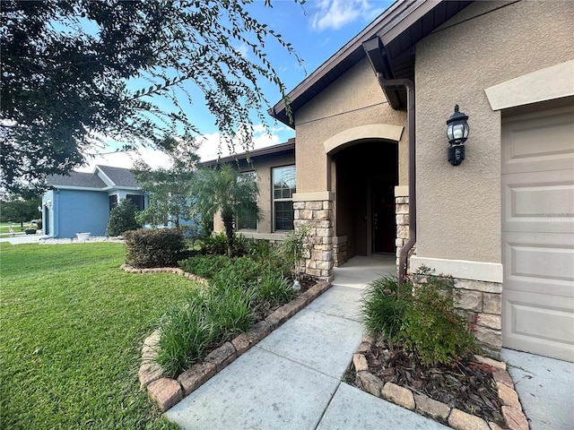 entrance to property featuring a yard