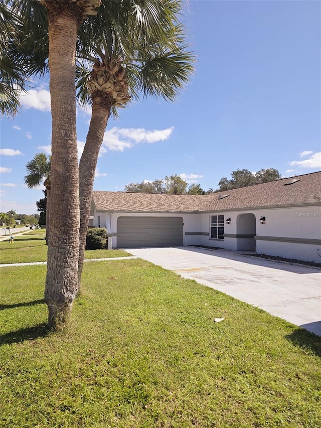 view of front of home featuring a front lawn and a garage