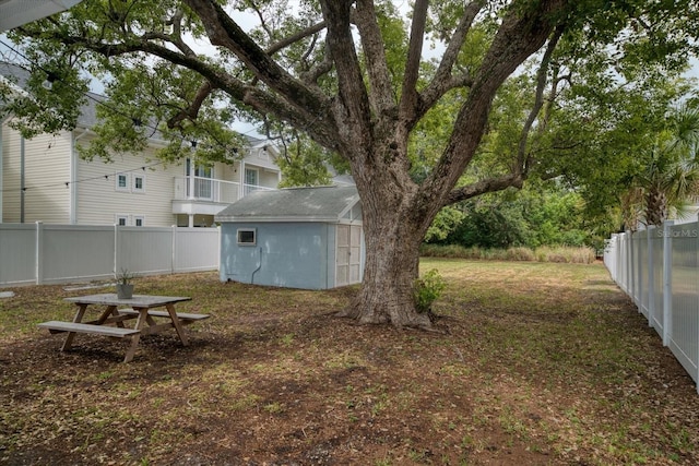 view of yard featuring a storage unit