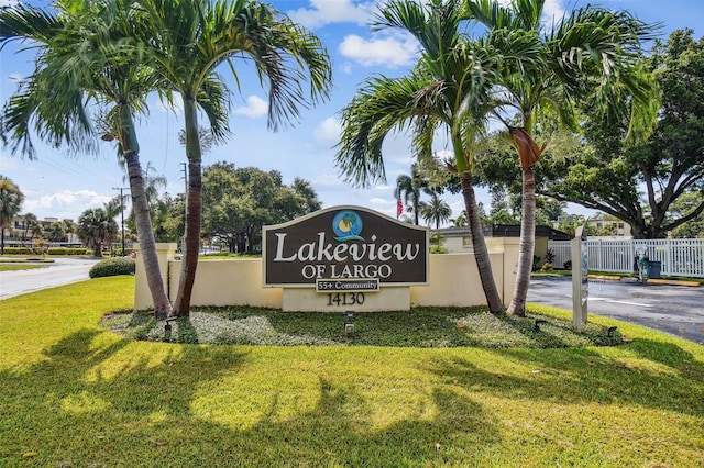 community sign featuring a lawn