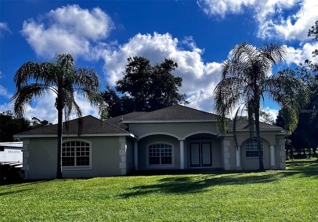 view of front of house featuring a front lawn