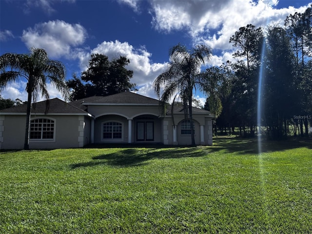 view of front facade featuring a front lawn