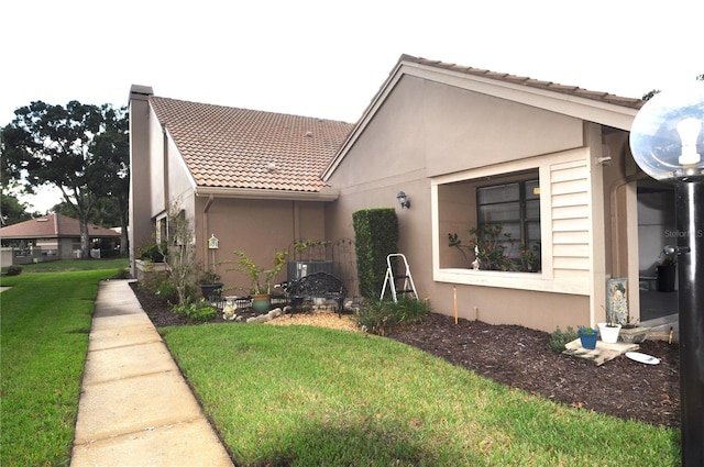 view of side of property featuring a lawn