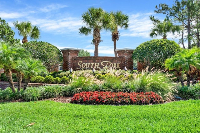 community / neighborhood sign featuring a yard