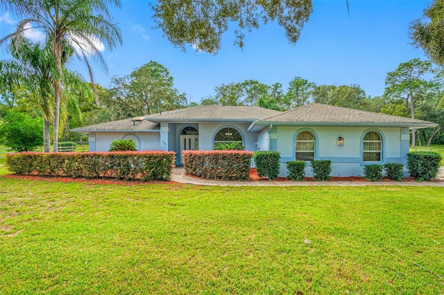 view of front facade featuring a front lawn