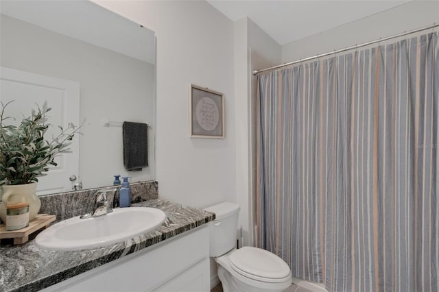 bathroom featuring a shower with curtain, vanity, and toilet