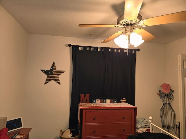 bedroom with ceiling fan