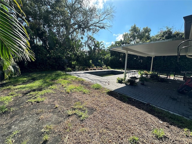 view of yard featuring a patio