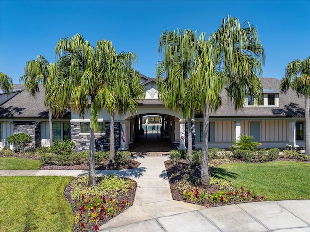 view of front facade featuring a front lawn and a carport