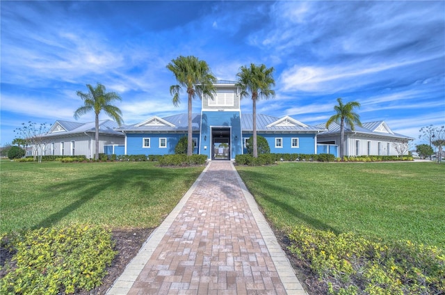 view of front of property featuring a front yard