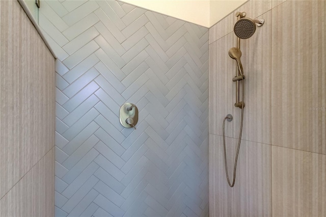 details with a tile shower