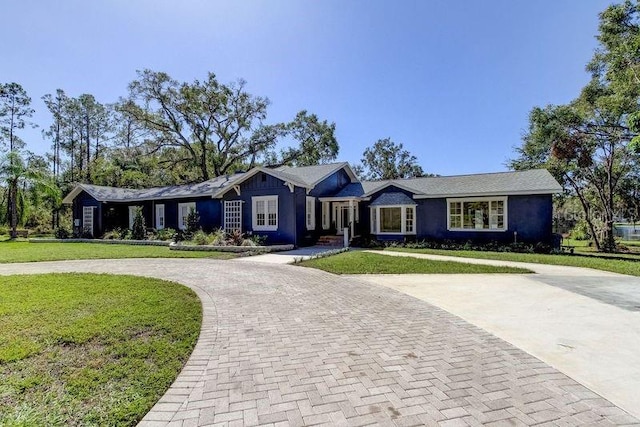 ranch-style house featuring a front yard