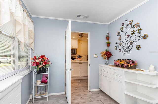 323 NW 25th St, Ocala, FL 34475 - bathroom featuring crown molding, visible vents, baseboards, wood finish floors, and backsplash