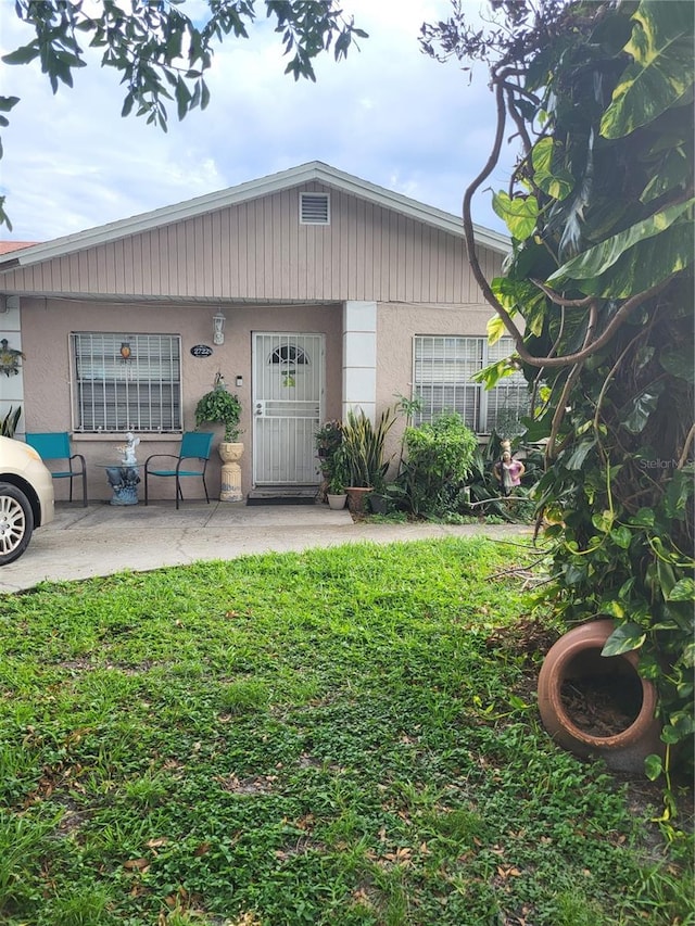 view of front of property with a front lawn