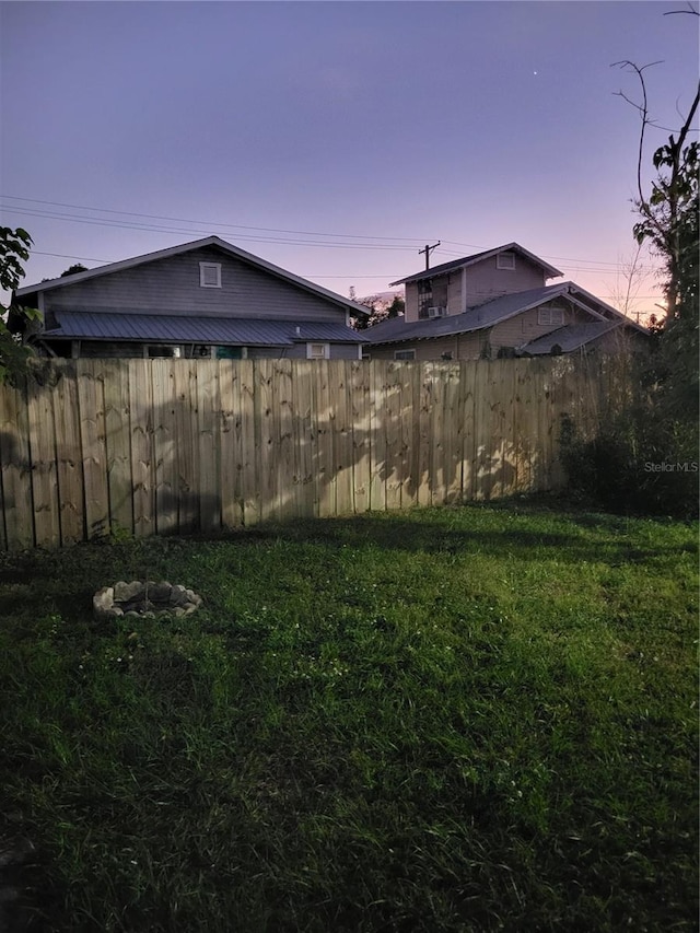 view of yard at dusk