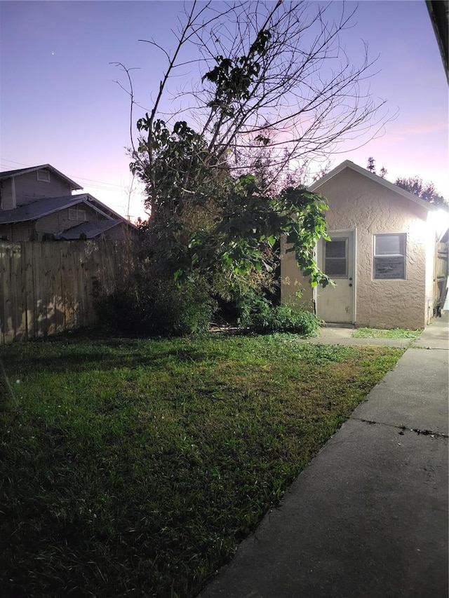 view of yard at dusk