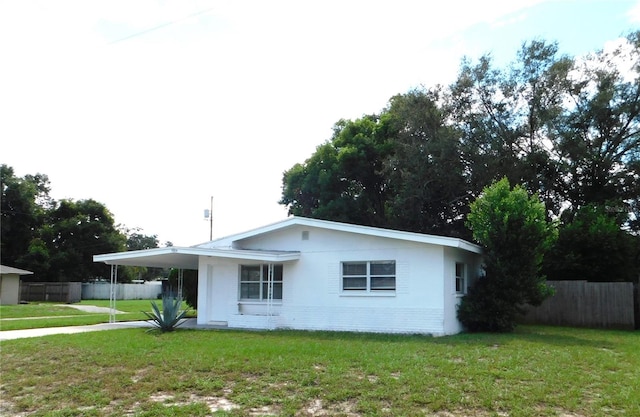 single story home with a front yard