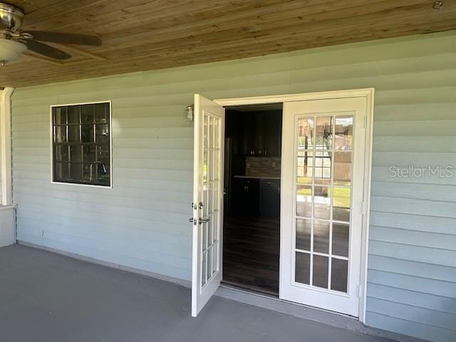 doorway to property with ceiling fan