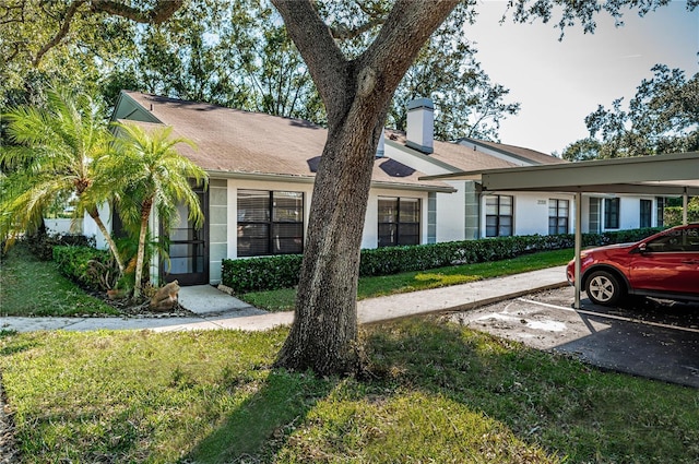 single story home with a front lawn